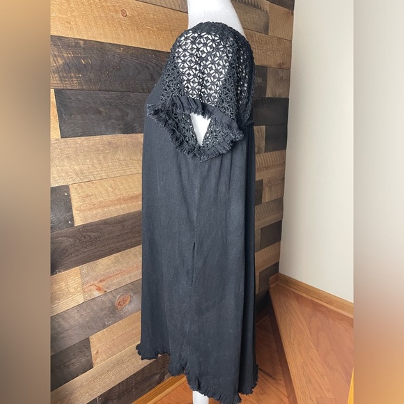 Umgee Black Linen Blend Crochet Sleeve  High Low Frayed Hem Dress, Size Medium - Picture 2 of 14